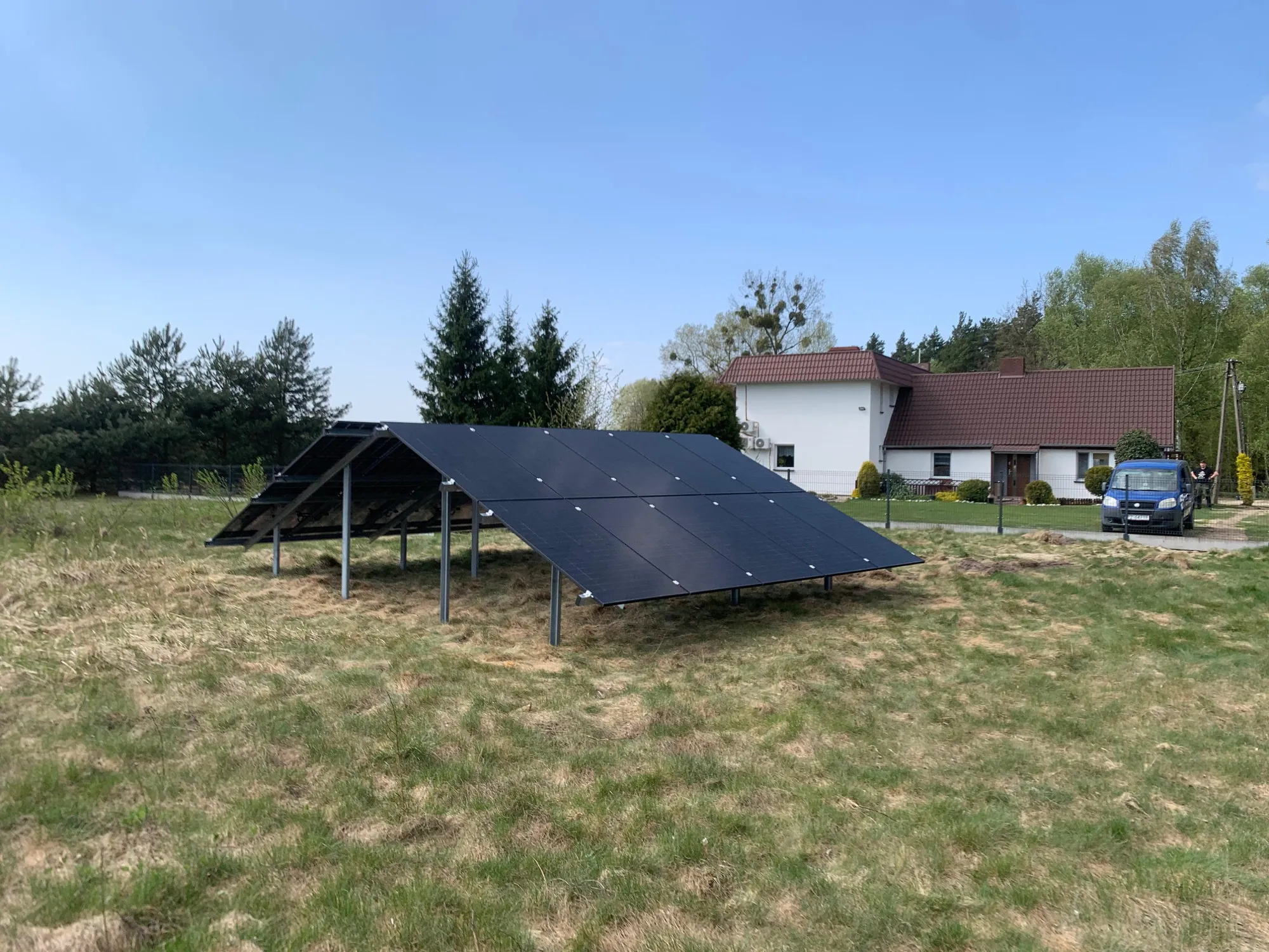 Dwie sekcje instalacji gruntowej na działce przy domu jednorodzinnym